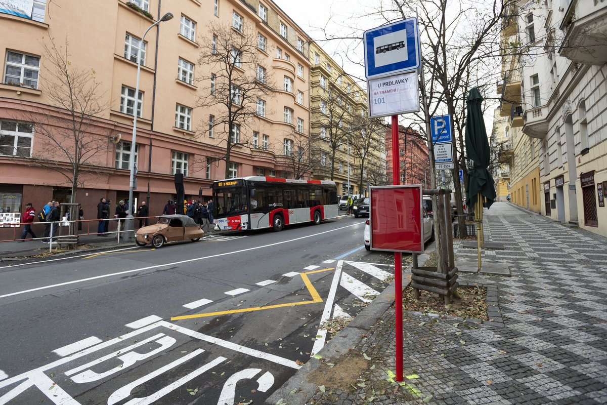 Zastávka stojí ve Slavíkově ulici na pražském Žižkově. To nikdo nemusí říkat, to vidím. Pan Pařízek přijel stylově, v zeleném. Zdeněk Svěrák má prostě humor v krvi.