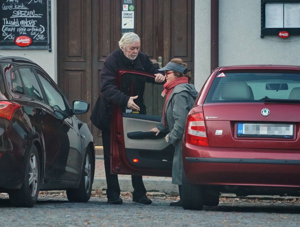 Řídila manželka, které oslavenec galantně pomáhal z auta.