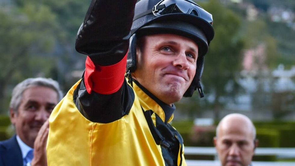 Josef Bartoš zdraví tribuny po pádu v Gran Premiu