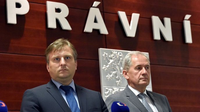 Mazanec se stane v čele NSS nástupcem Josefa Baxy (vpravo). Baxovi vyprší mandát letos v září, ve stejné době končí funkční období i Mazancovi