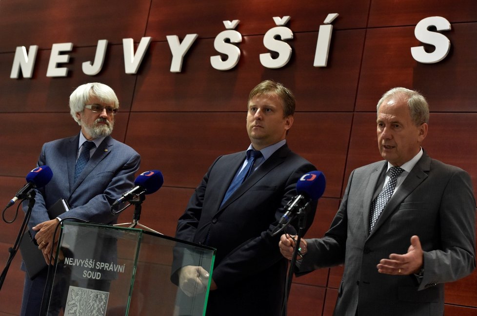 Mazanec se stane v čele NSS nástupcem Josefa Baxy (vpravo). Baxovi vyprší mandát letos v září, ve stejné době končí funkční období i Mazancovi.