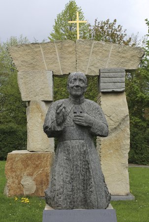 Josef Beran má sochu v pražských Dejvicích.