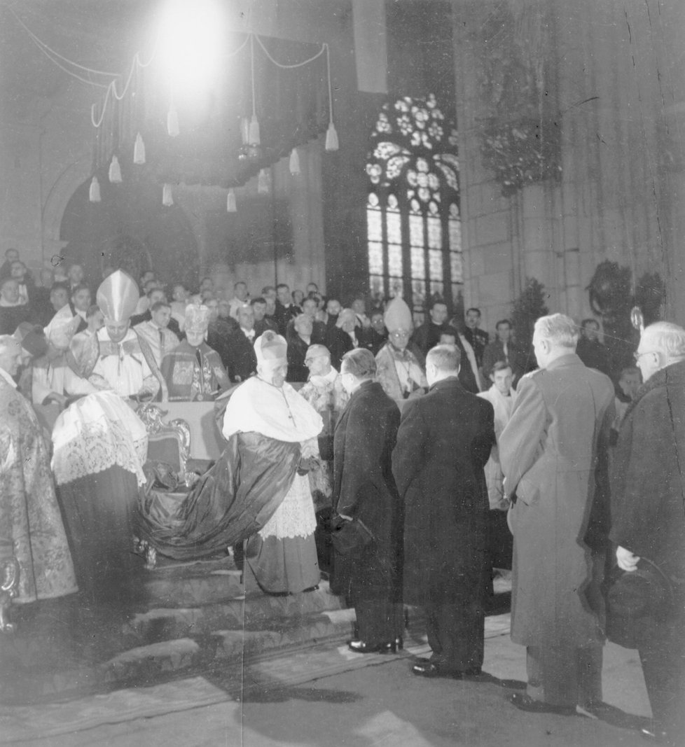 Beranovi k vysvěcení na arcibiskupa gratuloval i tehdejší předseda vlády Klement Gottwald. O tři roky později už šla StB arcibiskupovi tvrdě po krku.