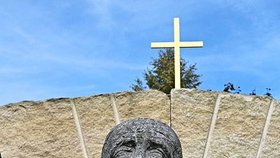 Josef Beran má sochu v pražských Dejvicích