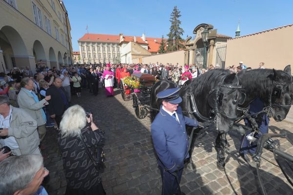 K Chrámu sv. Víta přivezlo kardinála spřežení koní.