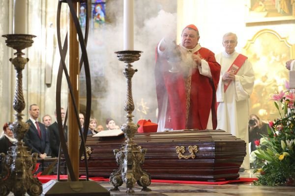 V roce 1965 jej komunistická zvůle vyhnala z rodné země. Tam se vrátil až 20. 4. 2018 – po 53 letech.