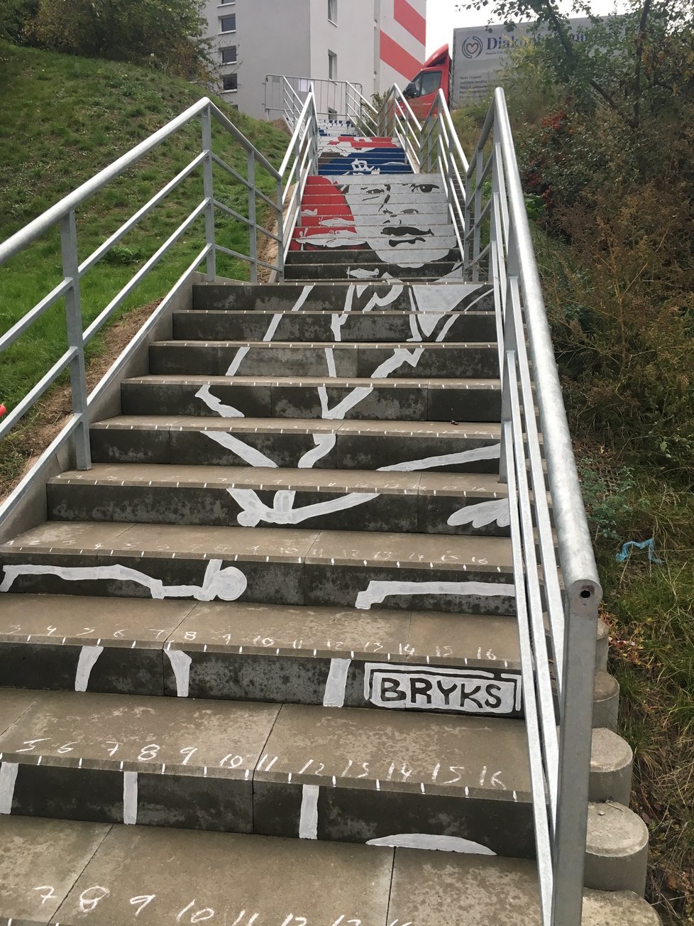 Nevšední portrét válečného hrdiny Josefa Brykse vznikl na novém schodišti, které spojuje Centrum Černý Most se sídlištěm. Na svědomí jej má Vladimír Strejček se svým týmem Studia DRAWetc.