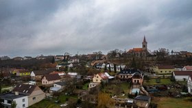 Někdejší ministr Josef Dobeš prodává dům ve středních Čechách.