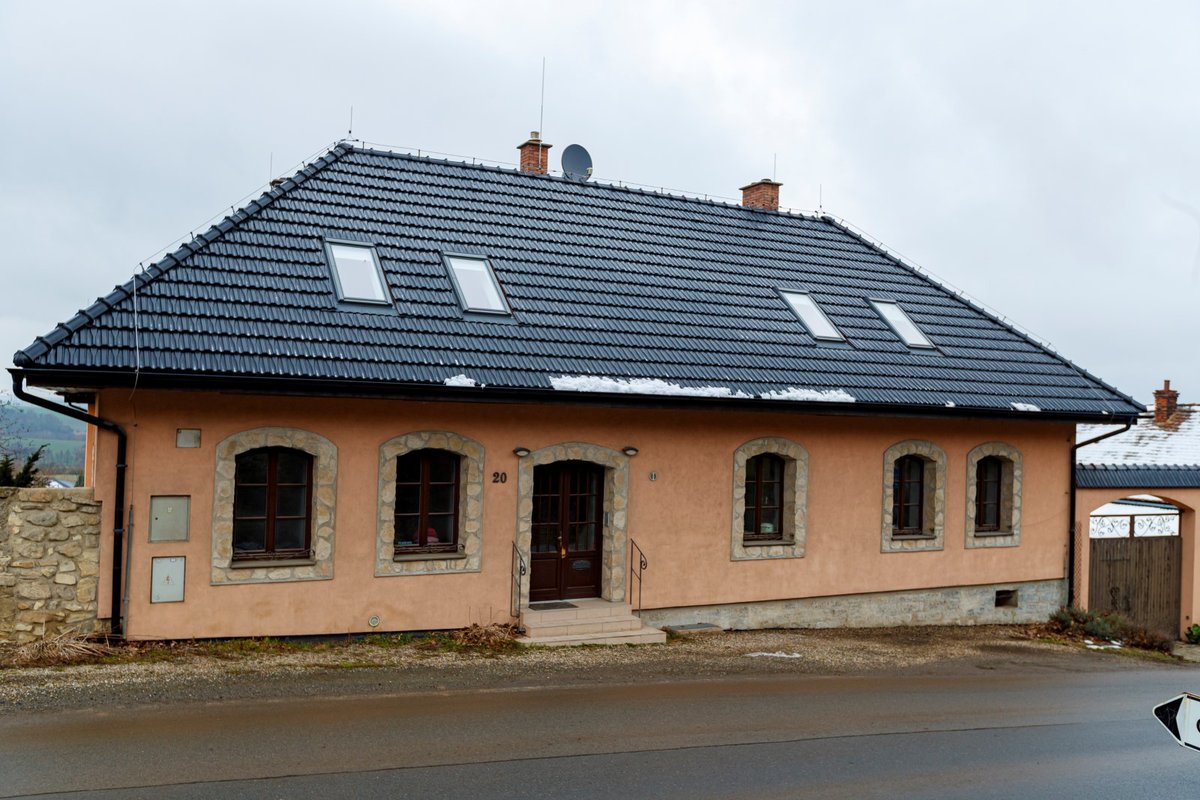Někdejší ministr Josef Dobeš prodává dům ve středních Čechách.