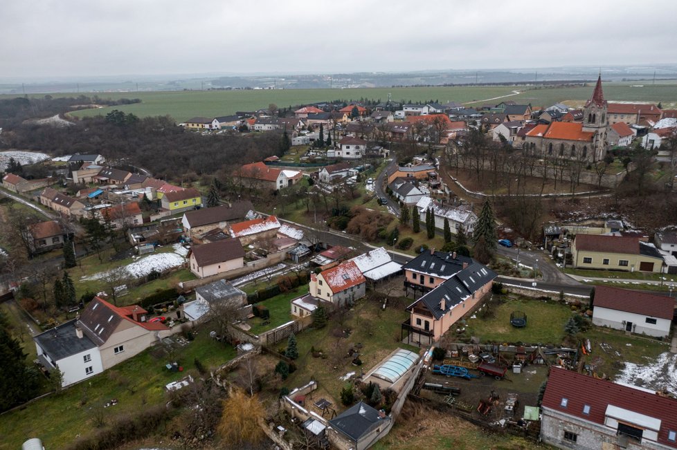 Někdejší ministr Josef Dobeš prodává dům ve středních Čechách.