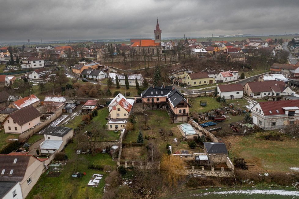 Někdejší ministr Josef Dobeš prodává dům ve středních Čechách.