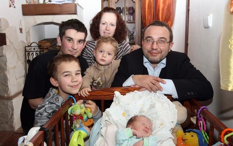 Ministr Josef Dobeš se svou rodinou. Pro Aha! pózoval i malý Matoušek, první potomek současné Nečasovy vlády.