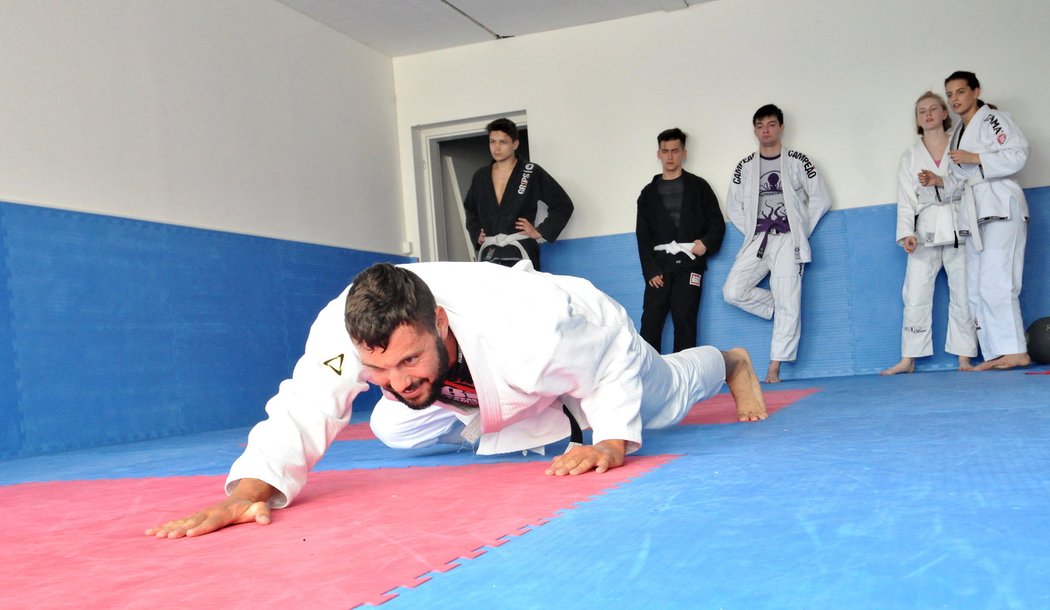 Josef Dostál během rozvičky na tréninku brazilského jiu jitsu