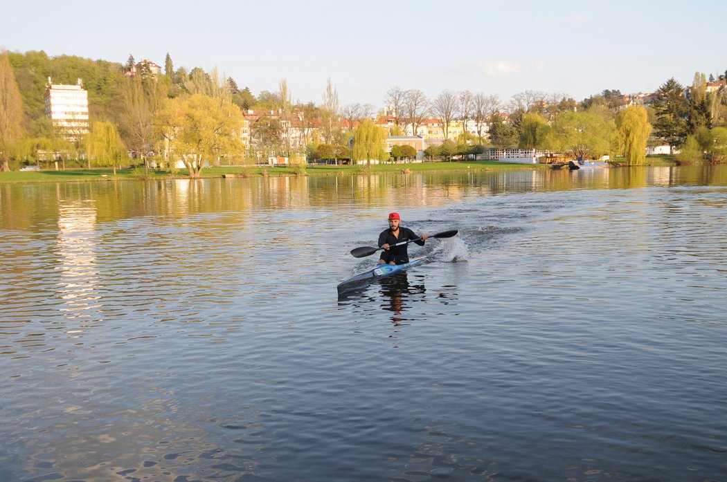 Na vodě jako doma. Josef Dostál při ukázce svého sportu