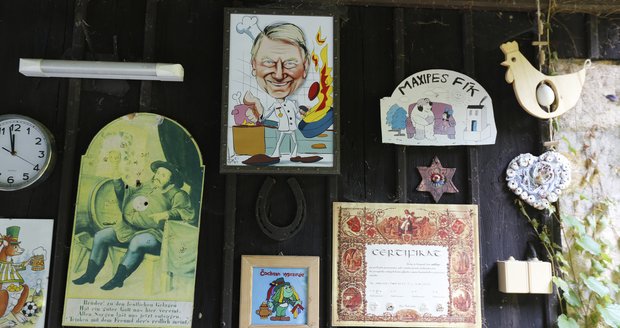 Josef Dvořák - Různé doplňky a talismany zaplňují snad každou volnou stěnu v chalupě. Josef Dvořák - Různé doplňky a talismany zaplňují snad každou volnou stěnu v chalupě.