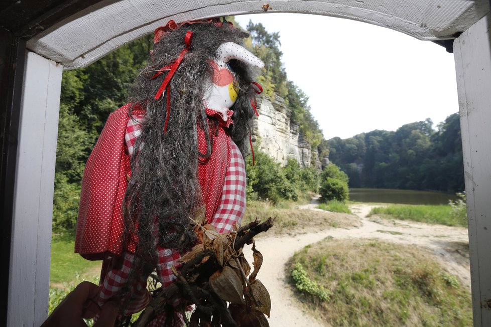 V oknech v ložnici visí loutky čarodějnic, které Jája Dvořáková sbírá.