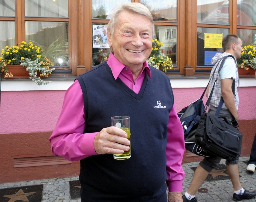 Josef Dvořák dostal hvězdu ve Velkobítešském chodníku slávy, který je za ním v pozadí před hotelem U Raušů.