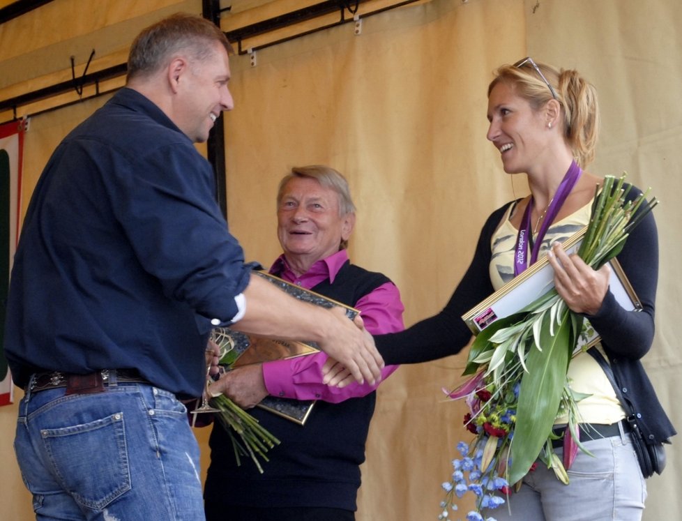 Herci Dvořákovi a zlaté olympioničce Knapkové popřál k hvězdám slávy i ministr zemědělství Petr Bendl.