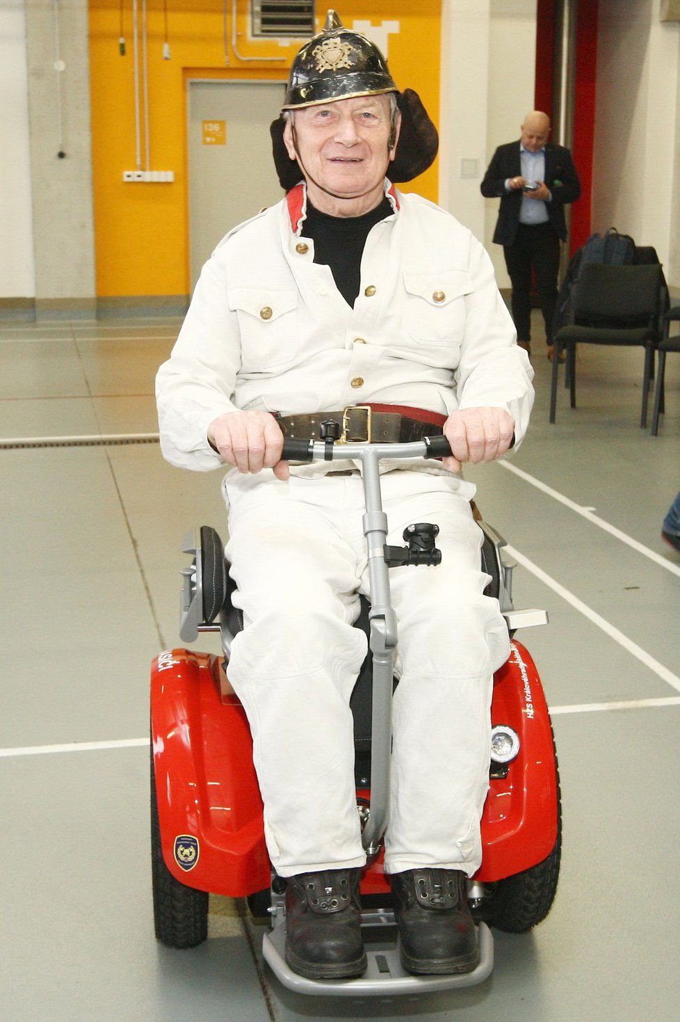 Na vlastní kůži vyzkoušel i speciální vozík pro postiženého hasiče.