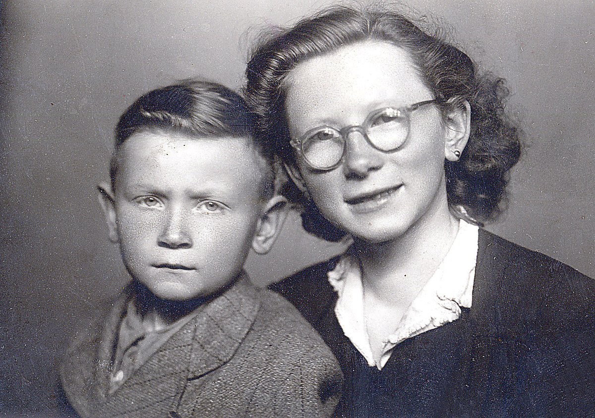 1947: Pepa se svou sestrou, když mu bylo pět