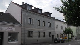 Dům hrůzy v Amstettenu, kde dřív žil Josef Fritzl