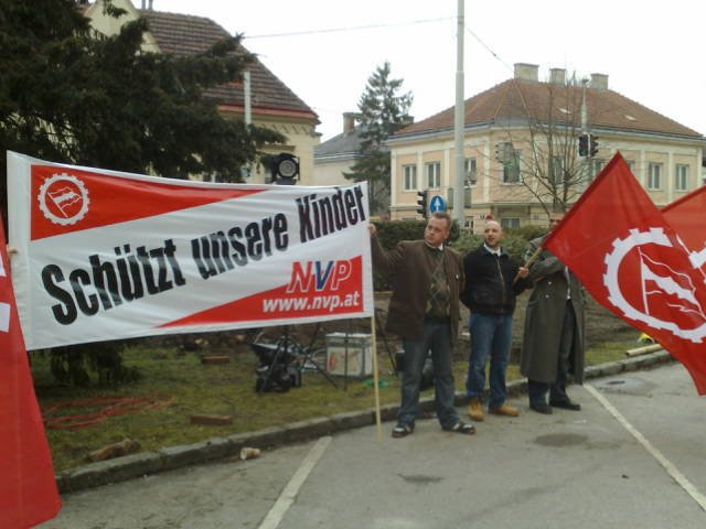 Před soudem ve městě Sankt Pölten , kde probíhal soud s Josefem Fritzlem probíhali protesty.