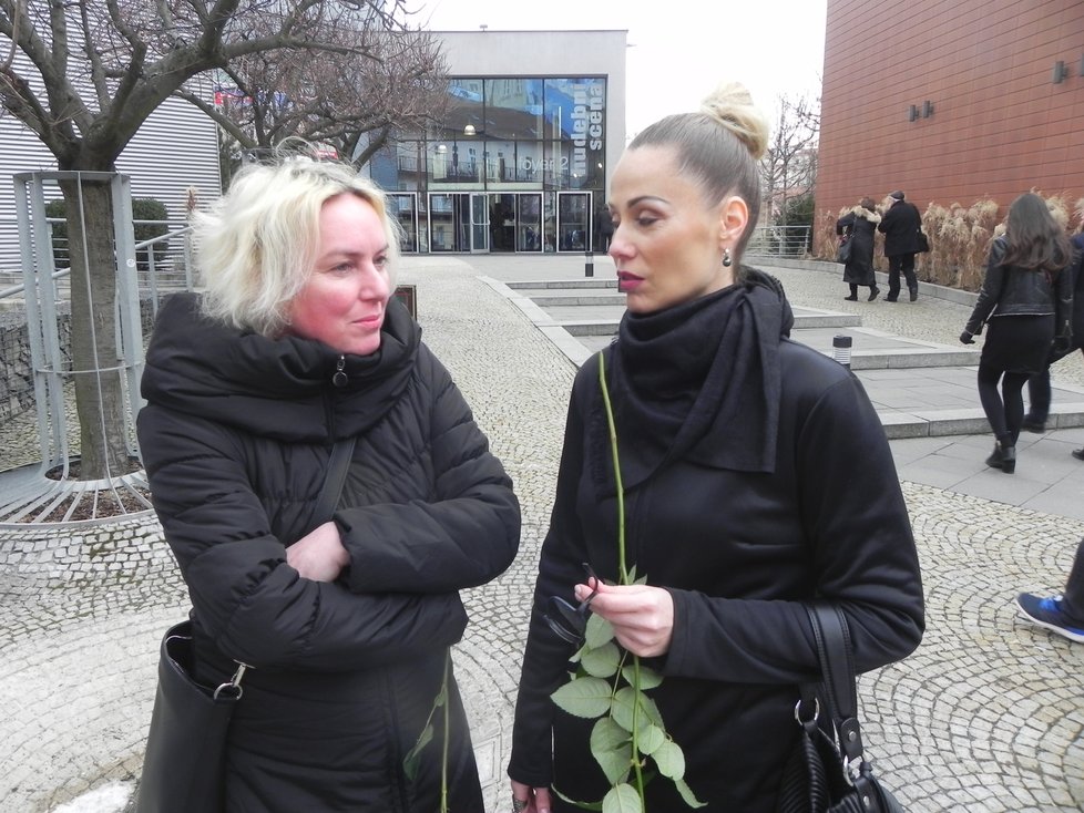 Romana Štrynclová a Pavla Vitázková na posledním rozloučení s fotografem Jefem Kratochvilem.