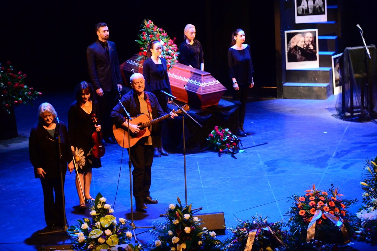 Poslední rozloučení s fotografem Josefem Jefem Kratochvilem (†74) bylo velmi dojemné a zaplnilo celé divadlo. Vzpomínali na něj herci a přátelé.