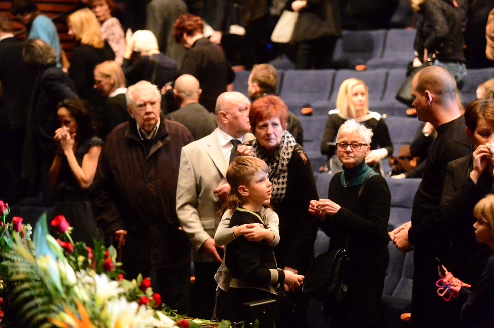 Poslední rozloučení s fotografem Josefem Jefem Kratochvilem (†74) bylo velmi dojemné a zaplnilo celé divadlo. Vzpomínali na něj herci a přátelé.