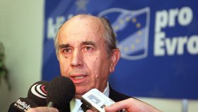 Zemřel bývalý senátor Josef Kalbáč (KDU-ČSL)