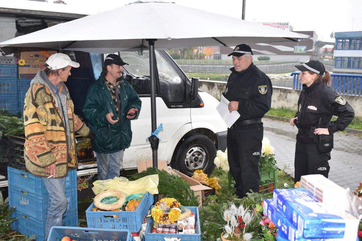 Vladimír Poláček prodává na tržnici.