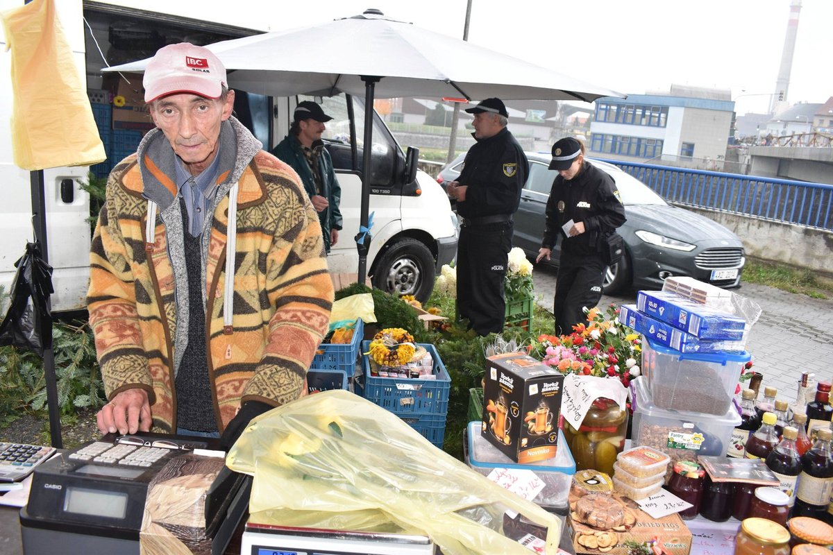 Vladimír Poláček prodává na tržnici.