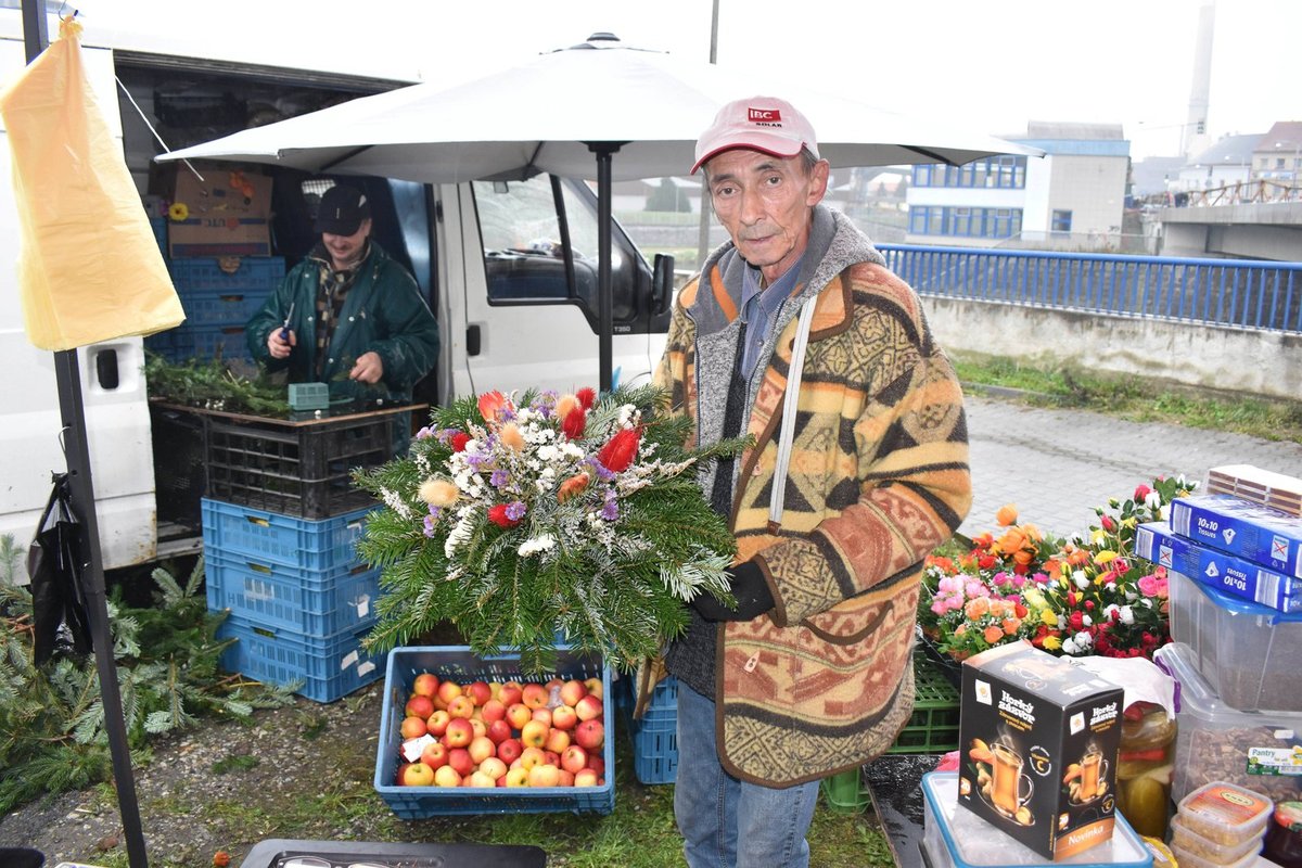 Vladimír Poláček prodává na tržnici.