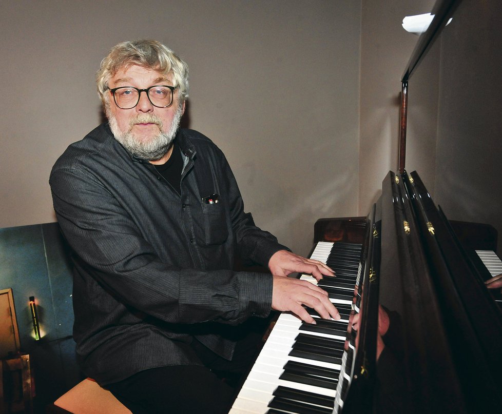 Josef Klíma vernisáž doprovodil hrou na klavír