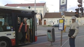 Josef Konečný čeká na autobus.