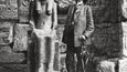 Kořenský u sochy bohyně Sechmet v egyptských Thébách v roce 1910
