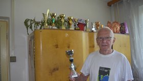 Josef Kostka (76) uběhl maraton jako poslední.  Odpočívat odmítl a hned den po té znovu posiloval