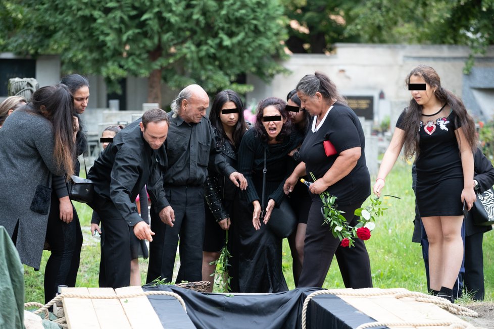 Matka Josefa Kuči se nad jeho hrobem zhroutila.