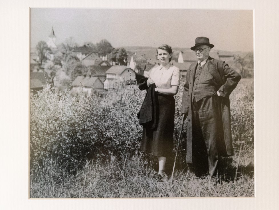 Josef Lada s dcerou Alenou, v pozadí Hrusice