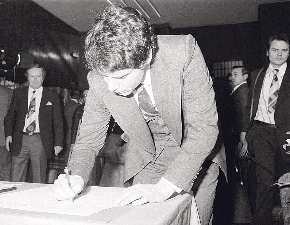 Laufer při podpisu takzvané anticharty v roce 1977.