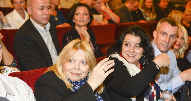 2014 - Irena Greifová (vlevo) a její dcera Ester Lauferová v Divadle Hybernia