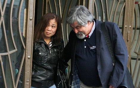 Vietnamka stále potřebuje oporu při chůzi. Na snímku ji podpírá její právník Josef Lžičař.