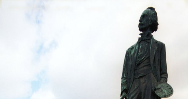 Mánesova socha stojí při povodí Vltavy nedaleko náměstí Jana Palacha, zrovna tak jako nedaleko Mánesova mostu.