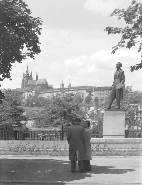 Mánesova socha stojí při povodí Vltavy nedaleko náměstí Jana Palacha, zrovna tak jako nedaleko Mánesova mostu.