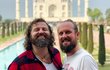 Josef Maršálek: S partnerem Petrem (40) před pomníkem Tádž Mahal v Indii