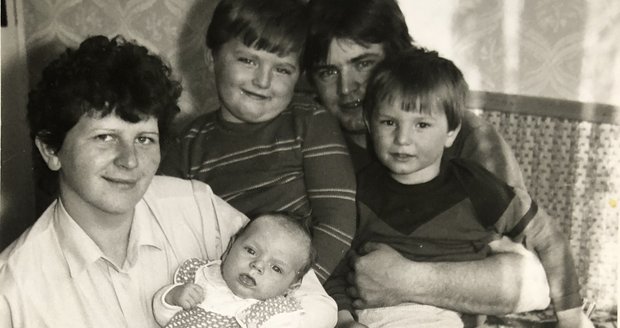 Josef Maršálek: S rodiči a bratry Alešem (u maminky v náručí) a Lubošem (vpravo)