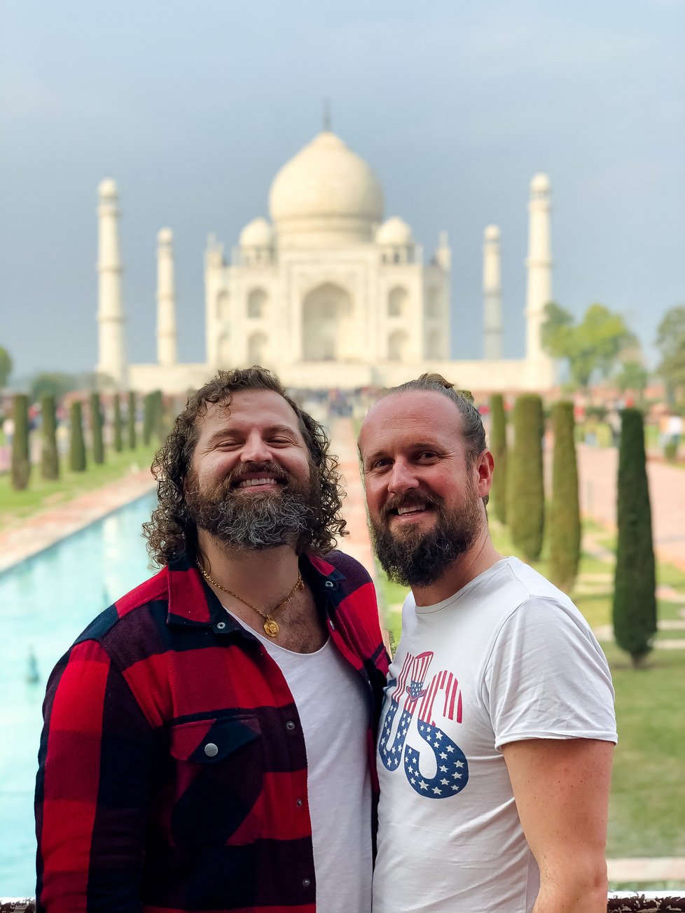 Josef Maršálek: S partnerem Petrem (40) před pomníkem Tádž Mahal v Indii