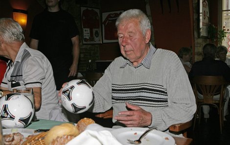 Josef Masopust si s míčem hrál, hraje a bude hrát.