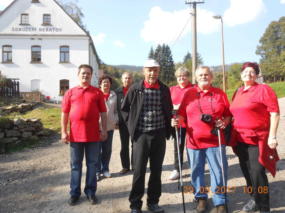 Josef Mynář (čtvrtý zleva) podniká s přáteli turistické výšlapy a nacvičuje s nimi novou skladbu na sokolský slet.