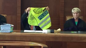 U soudu ukázali i vestu přejeté policistky.
